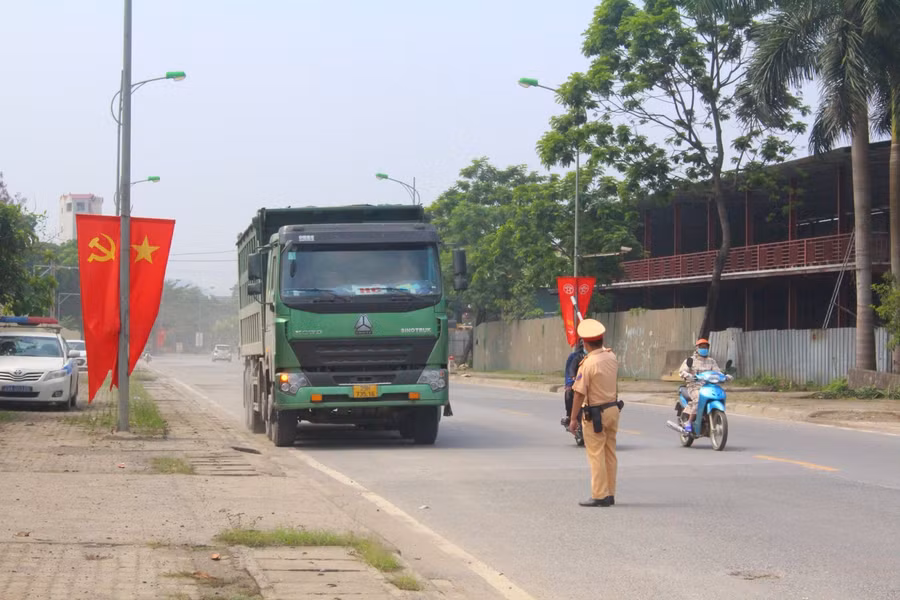 Lực lượng CSGT ra quân xử lý xe quá tải trọng.