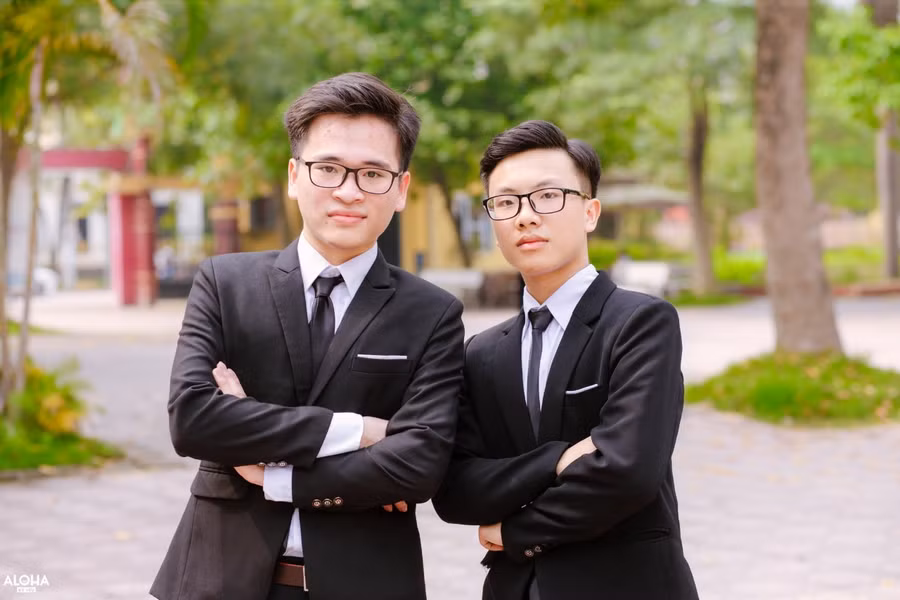 Nguyễn Thanh Bình (bên trái) và Hà Hải Đăng chụp ảnh lưu niệm.