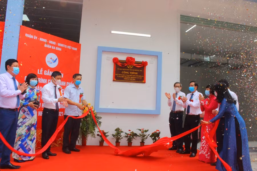 Lãnh đạo Sở GD&amp;ĐT Hà Nội và lãnh đạo Quận ủy, UBND quận Ba Đình cùng Trường tiểu học Phan Chu Trinh thực hiện nghi thức gắn biển công trình.