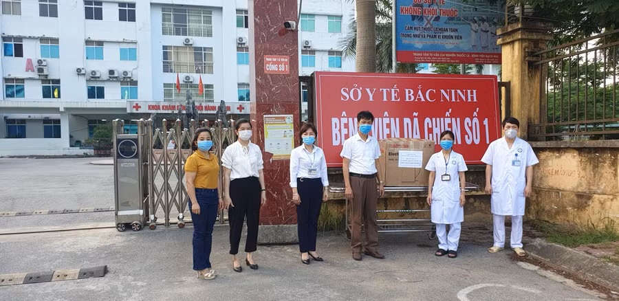 Trao tặng quà cho cán bộ, bác sĩ Bệnh viện dã chiến số 1.