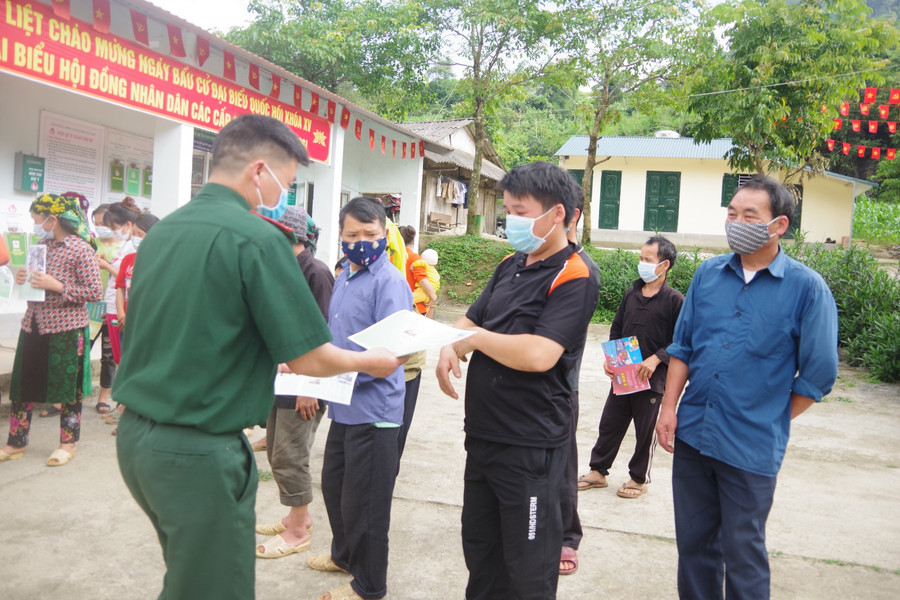 Bộ đội Biên Phòng tuyên truyền phòng dịch cho người dân vùng cao.