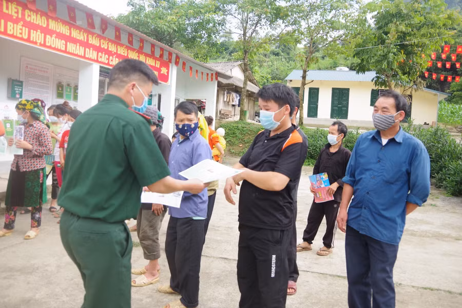 Bộ đội Biên Phòng tuyên truyền phòng dịch cho người dân vùng cao.