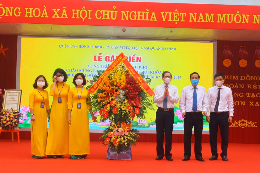 Lãnh đạo Quận ủy, UBND quận Ba Đình chúc mừng Trường Tiểu học Kim Đồng.