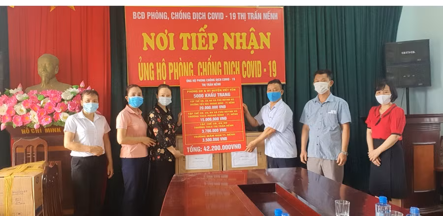 Ngành GD&ĐT huyện Việt Yên ủng hộ cho lực lượng làm nhiệm vụ phòng, chống dịch Covid-19. 
