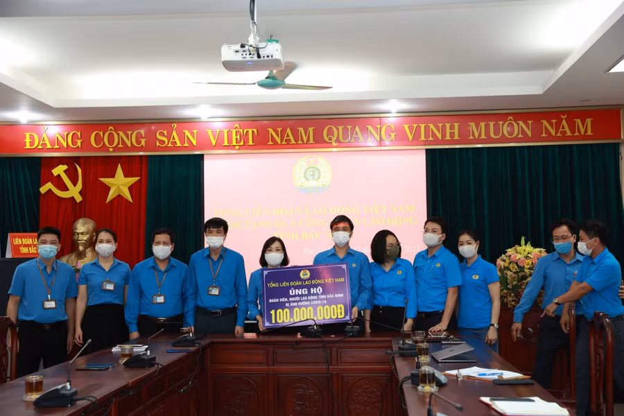 Đại diện Tổng LĐLĐ Việt Nam trao tiền hỗ trợ đoàn viên, người lao động tỉnh Bắc Ninh bị ảnh hưởng bởi dịch Covid-19.