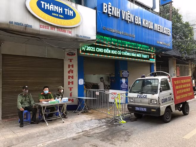 Lực lượng chức năng Công an phường Phúc Xá chủ trì cắm chốt bảo vệ khu cách ly là Bệnh viện Medlatec-nơi có một điều dưỡng là F0.