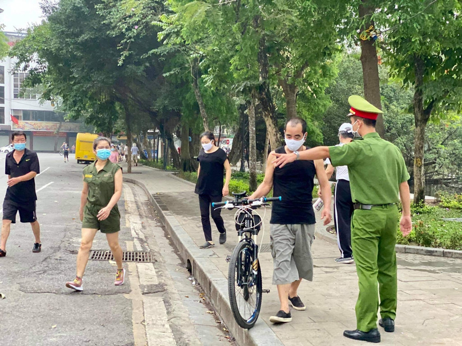 Hà Nội yêu cầu người dân không tụ tập quá 10 người ngoài phạm vi công sở, trường học.