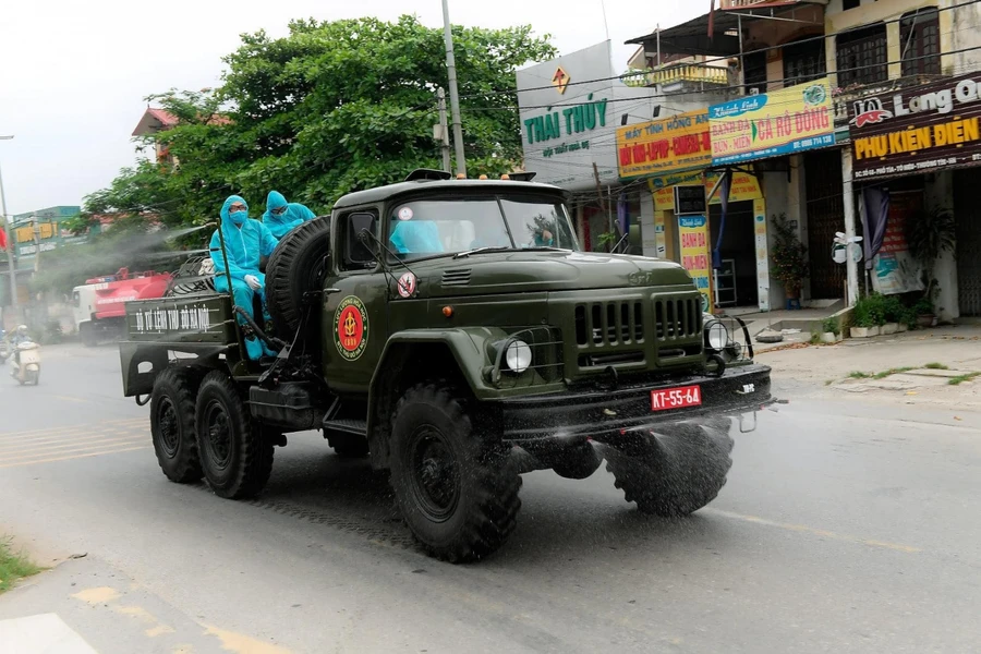 Phun khử khuẩn trên địa bàn xã Tô Hiệu.