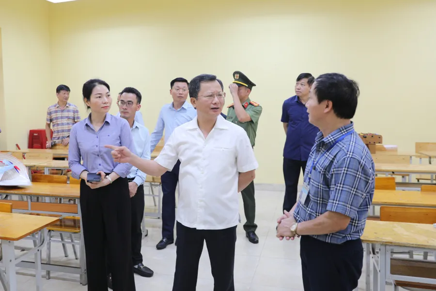 Ông Cao Tường Huy, Chủ tịch UBND tỉnh Quảng Ninh (áo trắng) kiểm tra công tác chuẩn bị cho kỳ thi vào lớp 10 tại Hội đồng thi Trường THPT Cẩm Phả.