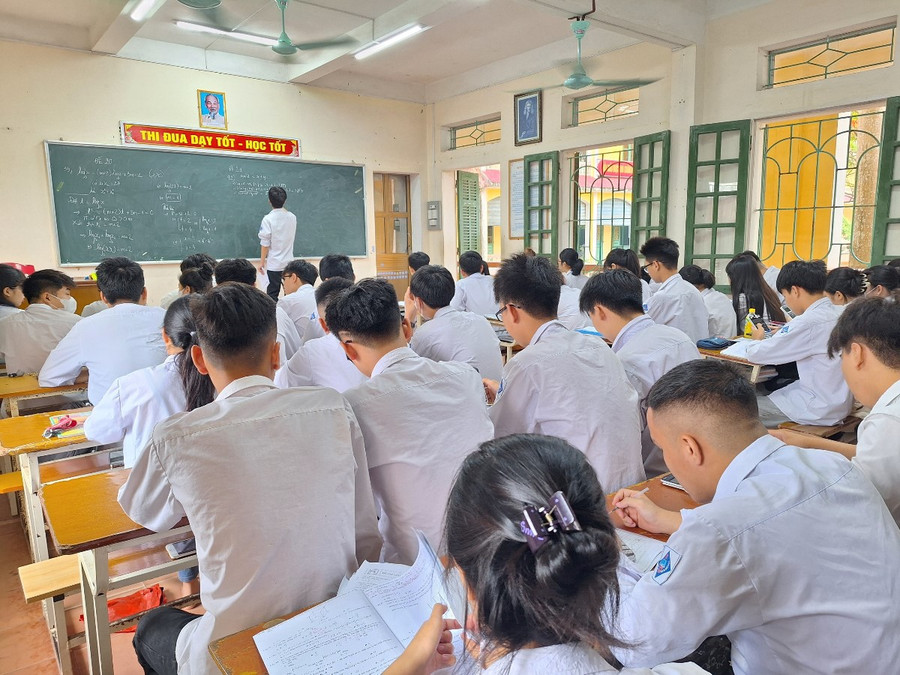 Học sinh lớp 12 ở Thái Bình đang chạy nước rút cho Kỳ thi tốt nghiệp THPT. Học sinh lớp 12 ở Thái Bình đang chạy nước rút cho Kỳ thi tốt nghiệp THPT.