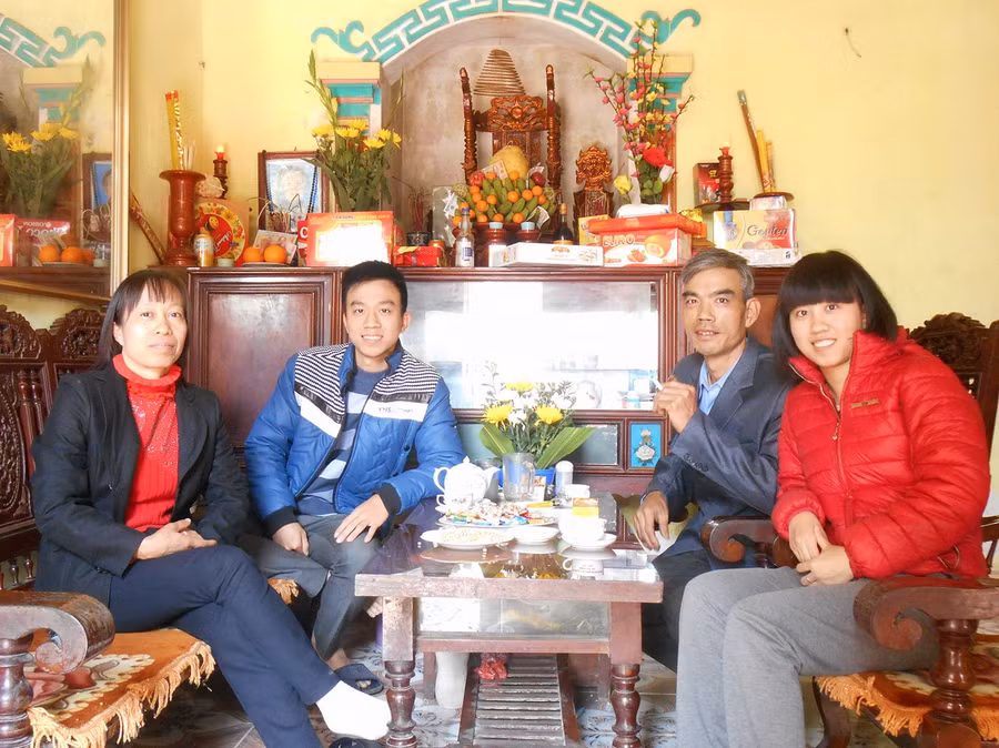 Tùng cùng bố mẹ và chị gái