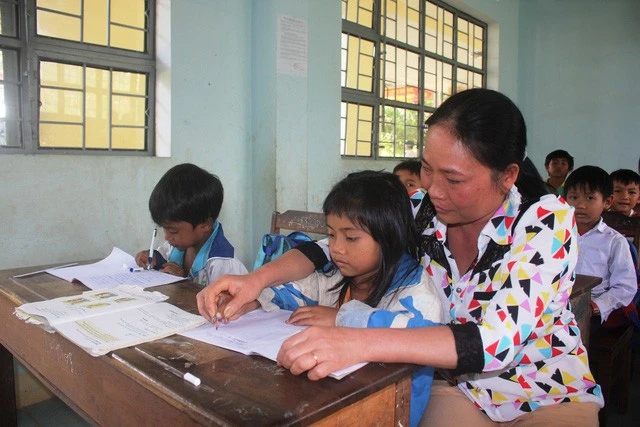 Tình nguyện dạy thêm cho học sinh vùng cao