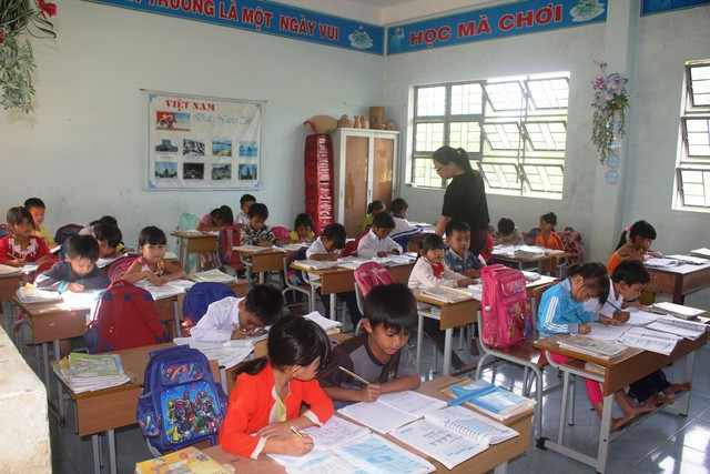 Tình nguyện dạy thêm cho học sinh vùng cao - Ảnh 1. Tình nguyện dạy thêm cho học sinh vùng cao - Ảnh 1.