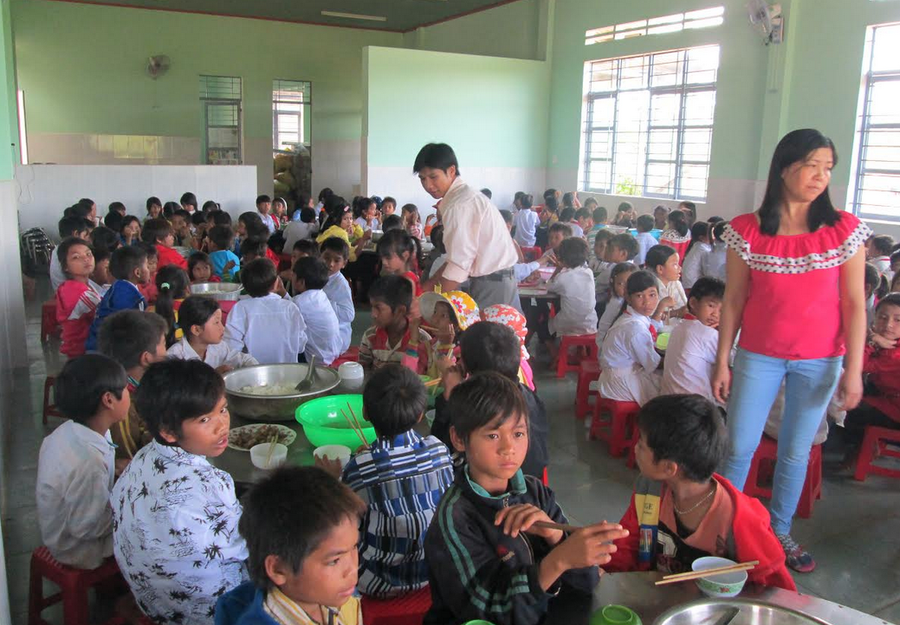 Giờ ăn của các em tại trường. Giờ ăn của các em tại trường.