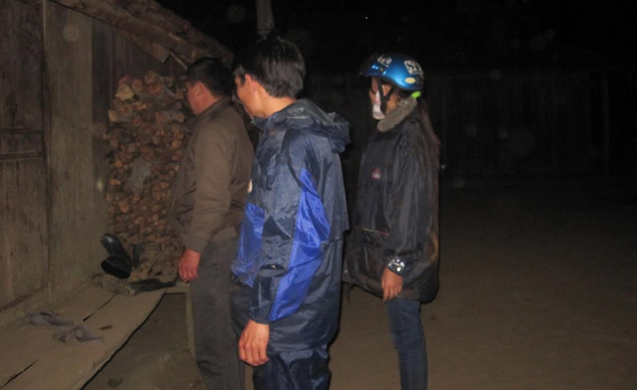 3 giờ sáng, giáo viên đến từng nhà học sinh vừa vận động, vừa kiểm tra giấy tờ cho các em trước thềm năm học mới. 3 giờ sáng, giáo viên đến từng nhà học sinh vừa vận động, vừa kiểm tra giấy tờ cho các em trước thềm năm học mới.