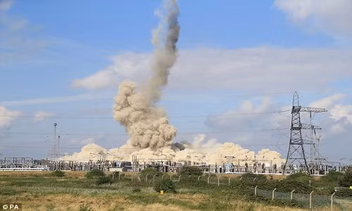 ong-khoi-244-m-cao-nhat-o-anh-do-sap-trong-9-giay-4