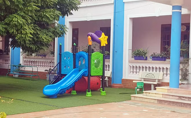 Chiếc cầu trượt tại Trường Mầm non Phù Lỗ - nơi bé Đ.T. chơi và bị kẹt (Ảnh: PNVN).