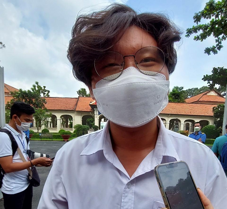 Hoàng Thân chia sẻ với phóng viên về đề thi. Hoàng Thân chia sẻ với phóng viên về đề thi.