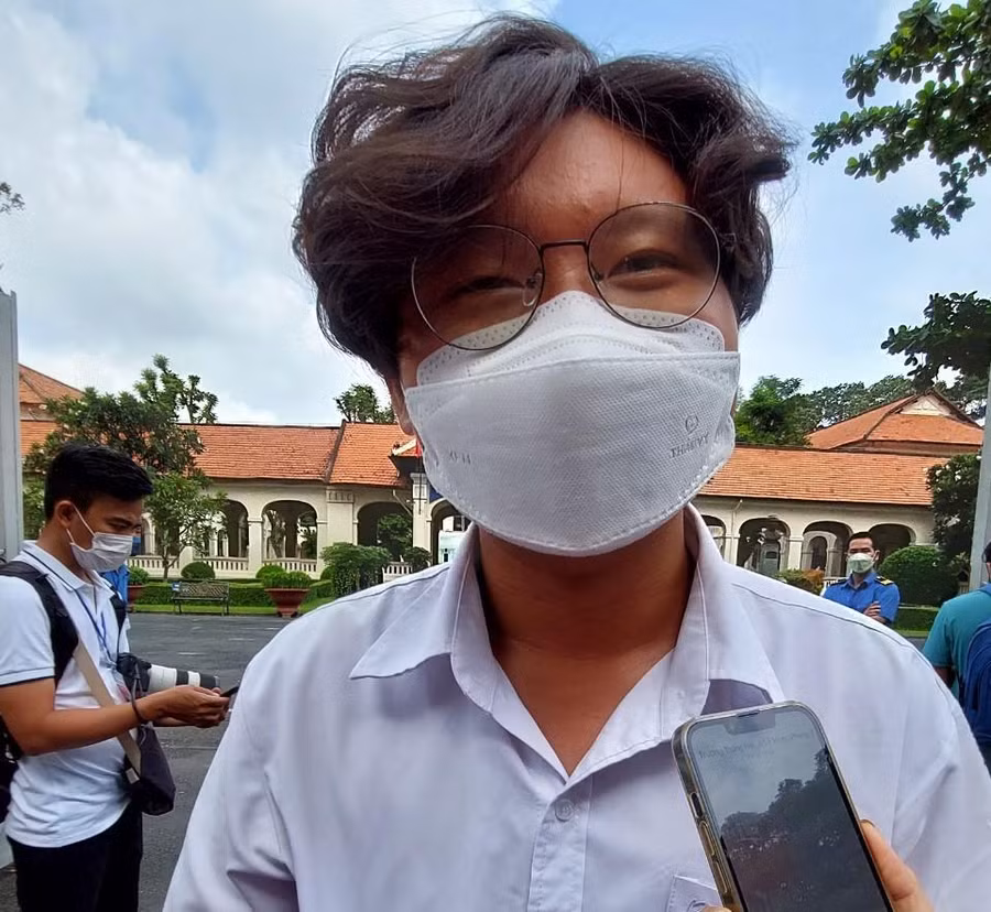 Hoàng Thân chia sẻ với phóng viên về đề thi.