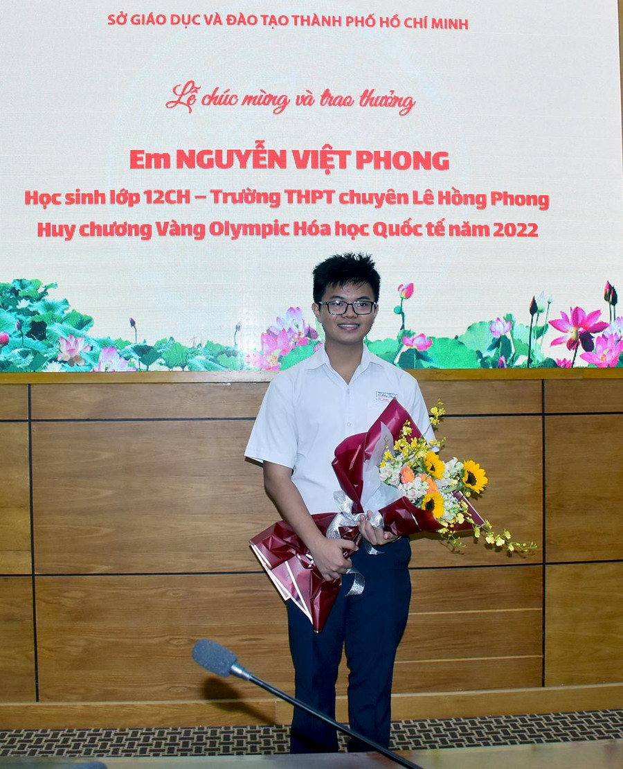 Nguyễn Việt Phong tại lễ tuyên dương của Sở GD&amp;ĐT TPHCM.