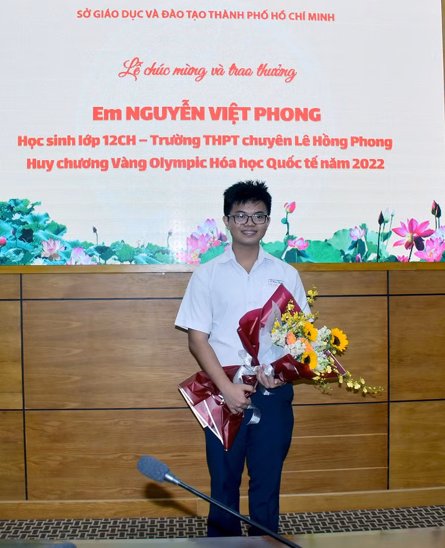Nguyễn Việt Phong tại lễ tuyên dương của Sở GD&amp;ĐT TPHCM.