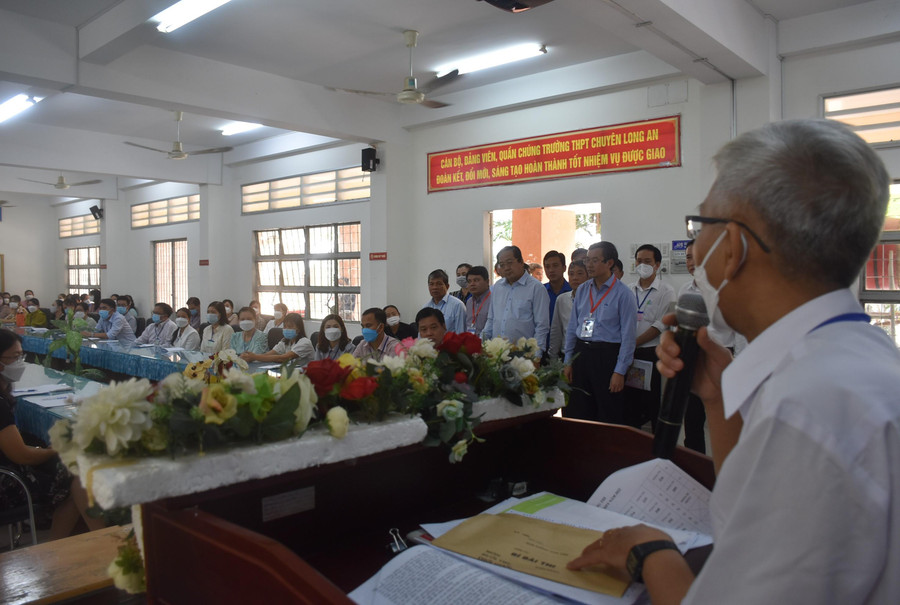 Thứ trưởng Nguyễn Văn Phúc và đoàn công tác dự buổi sinh hoạt của điểm thi Trường THPT chuyên Long An.