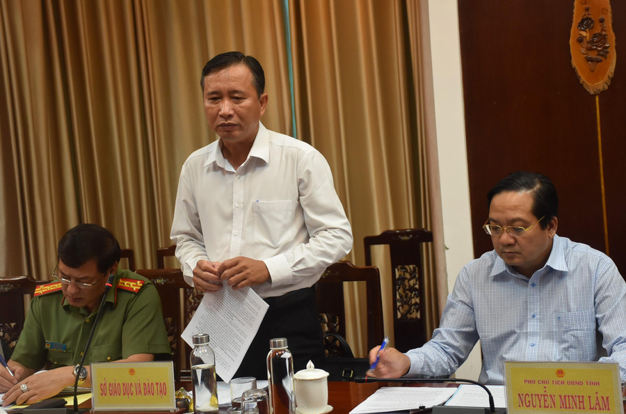 Ông Nguyễn Quang Thái - Giám đốc Sở GD&amp;ĐT tỉnh Long An báo cáo với đoàn công tác.