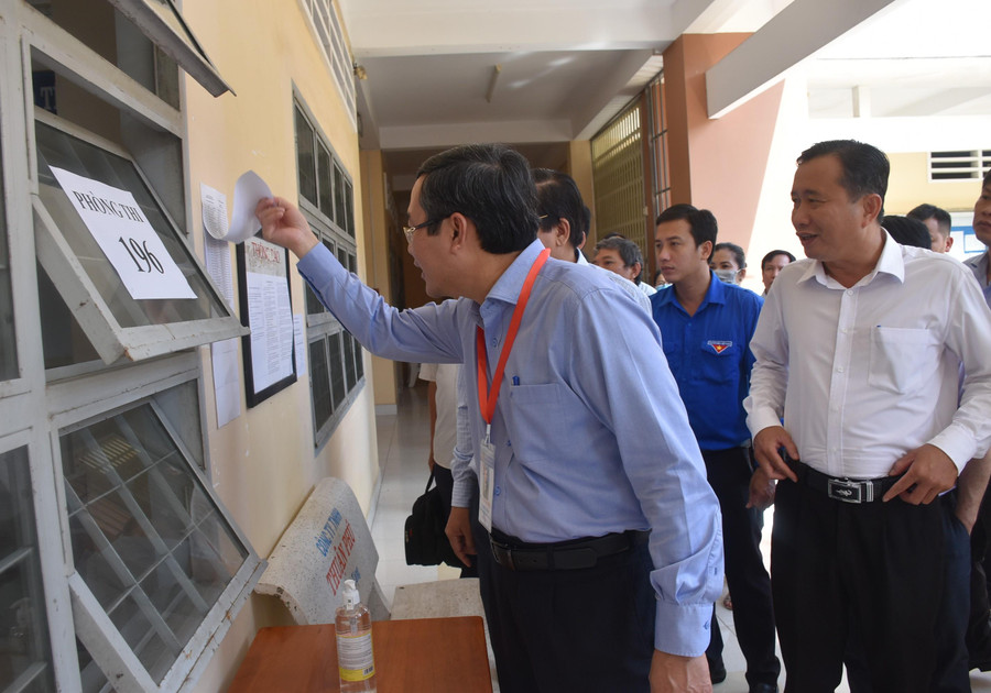 Thứ trưởng Nguyễn Văn Phúc và đoàn công tác kiểm tra tại một điểm thi.