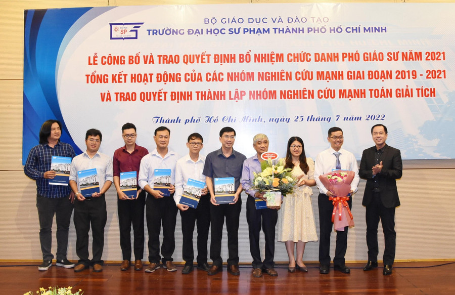 GS.TS.Huỳnh Văn Sơn – Hiệu trưởng (bên phải) và TS. Nguyễn Thị Nga – Phó Trưởng khoa phụ trách Khoa Toán – Tin học HCMUE trao Quyết định thành lập cho nhóm nghiên cứu mạnh Toán Giải tích.