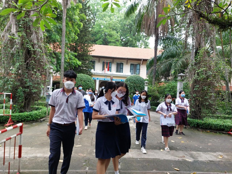Thi sinh tại điểm thi THPT Lê Quý Đôn (Q.3, TPHCM) thi xong.