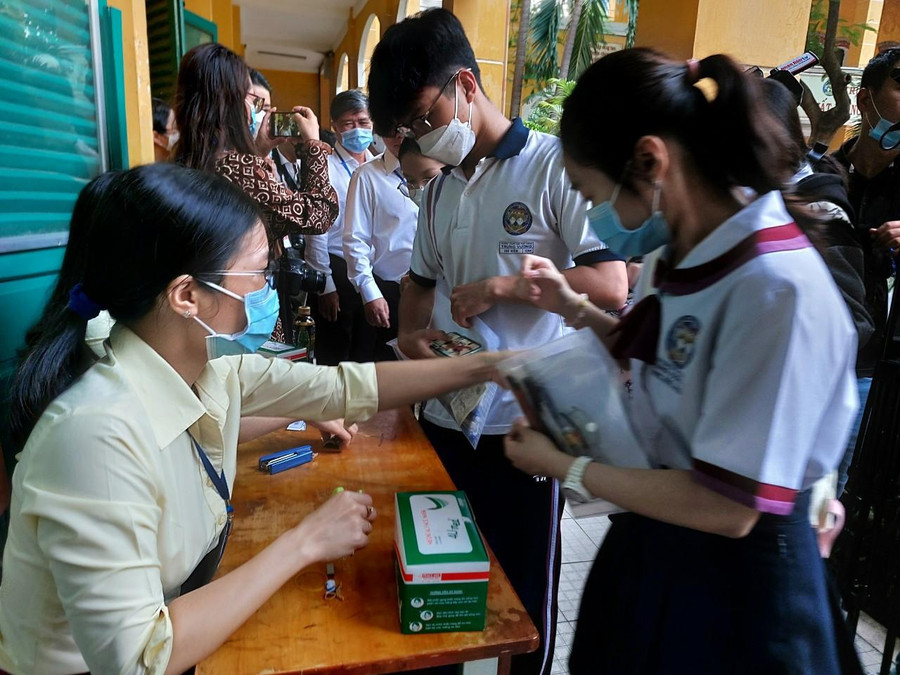 Thí sinh tại điểm thi Trường THPT Trưng Vương gửi vật dụng cá nhân. Thí sinh tại điểm thi Trường THPT Trưng Vương gửi vật dụng cá nhân.