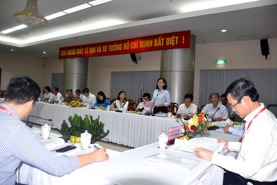 Bà Trương Thị Kim Huệ - Giám đốc Sở GD&amp;ĐT Đồng Nai báo cáo với đoàn công tác.