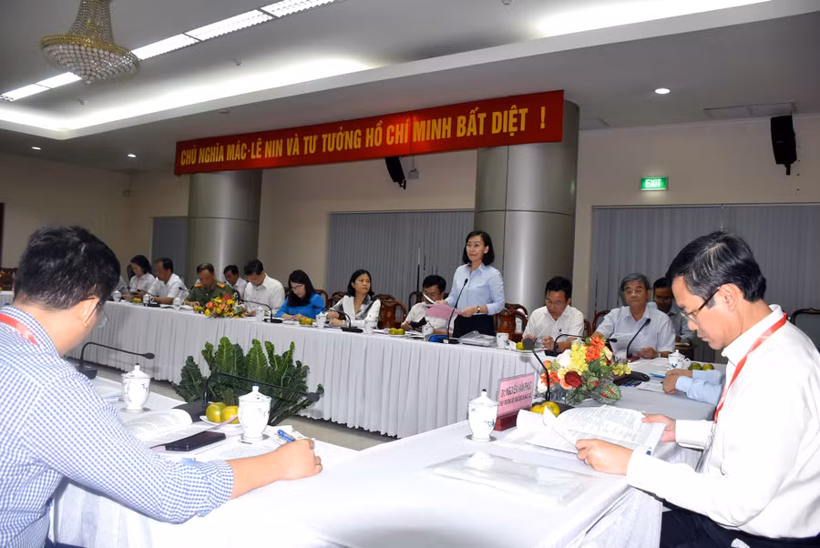 Bà Trương Thị Kim Huệ - Giám đốc Sở GD&amp;ĐT Đồng Nai báo cáo với đoàn công tác.