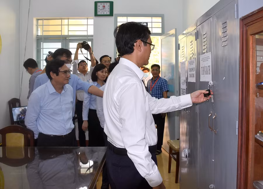 Thứ trưởng Nguyễn Văn Phúc và đoàn công tác kiểm tra tại một điểm thi.