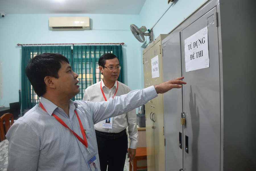 Thứ trưởng Nguyễn Văn Phúc và đoàn công tác kiểm tra tại điểm thi Trường THPT Trần Văn Ơn (TP Dĩ An, Bình Dương) Thứ trưởng Nguyễn Văn Phúc và đoàn công tác kiểm tra tại điểm thi Trường THPT Trần Văn Ơn (TP Dĩ An, Bình Dương)