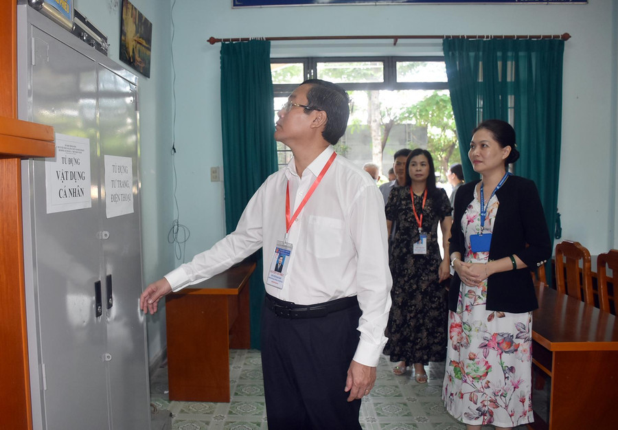 Thứ trưởng Nguyễn Văn Phúc kiểm tra khu vực để vật dụng cá nhân. Thứ trưởng Nguyễn Văn Phúc kiểm tra khu vực để vật dụng cá nhân.