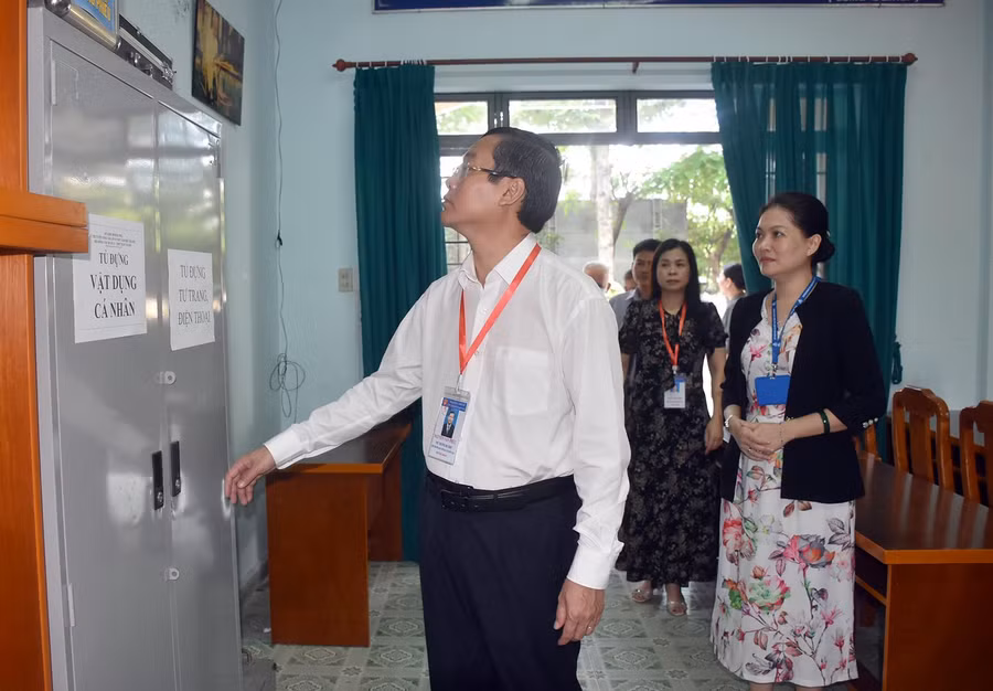 Thứ trưởng Nguyễn Văn Phúc kiểm tra khu vực để vật dụng cá nhân.