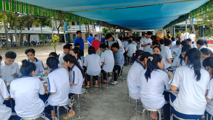 Thí sinh ở xa nhà được Tỉnh đoàn Long An hỗ trợ cơm trưa.