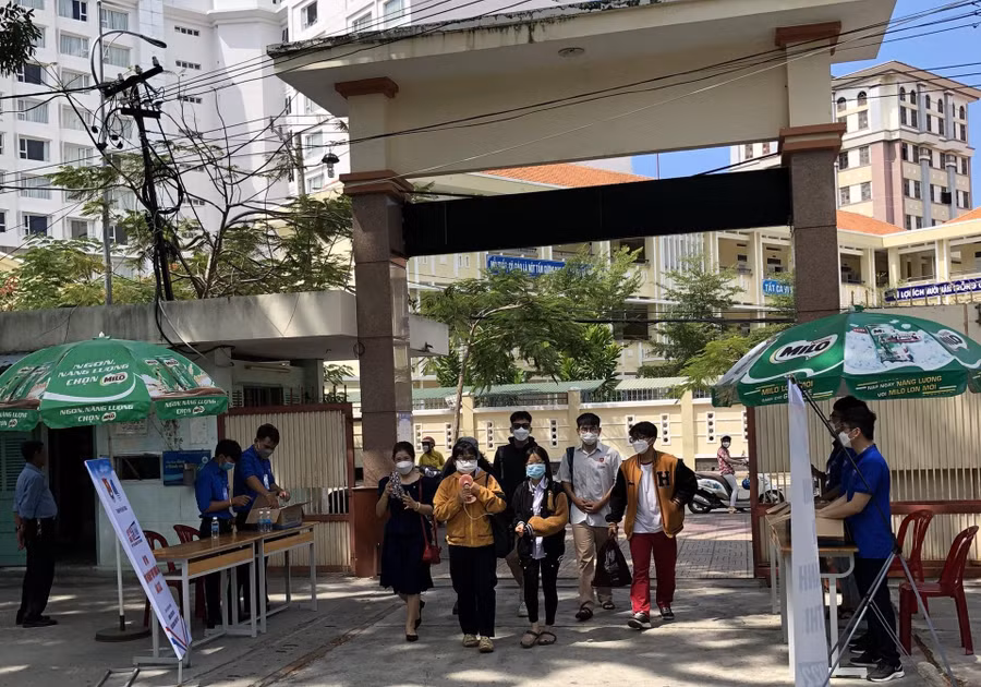 Thí sinh tại điểm thi THPT Nguyễn Văn Trỗi (TP Nha Trang, Khánh Hòa) đến làm thủ tục, nghe phổ biến quy chế.
