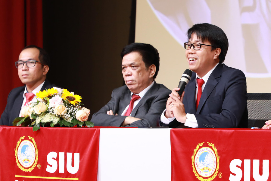 ThS Cao Quảng Tư - Giám đốc Tuyển sinh SIU (bìa phải) trong một dịp tư vấn tuyển sinh.