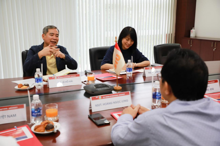 Hội đồng BGK đánh giá thí sinh vòng sơ loại cuộc thi.