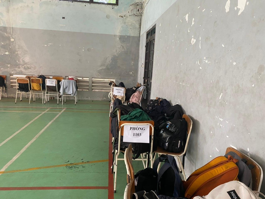 Khu vực đựng vật dụng của thí sinh tại điểm thi THPT Trần Văn Ơn (TP Thuận An, Bình Dương). Khu vực đựng vật dụng của thí sinh tại điểm thi THPT Trần Văn Ơn (TP Thuận An, Bình Dương).