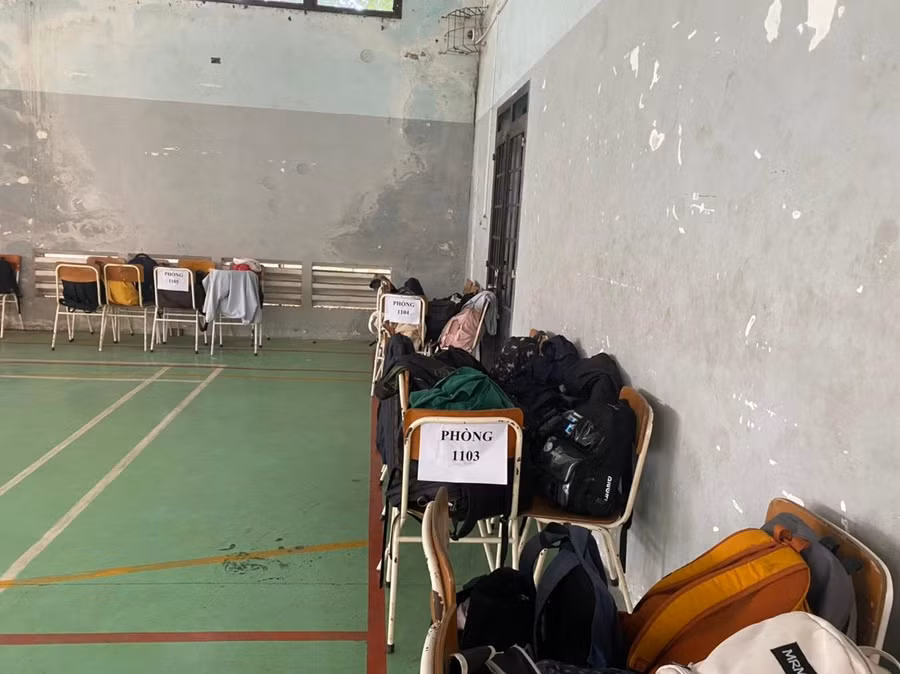Khu vực đựng vật dụng của thí sinh tại điểm thi THPT Trần Văn Ơn (TP Thuận An, Bình Dương).