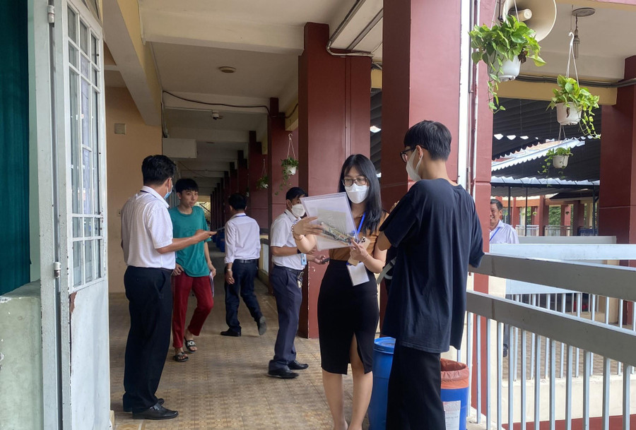 Thí sinh tại điểm thi THCS Võ Trường (TP Dĩ An, Bình Dương) được cán bộ điểm thi hướng dẫn đến phòng thi. Thí sinh tại điểm thi THCS Võ Trường (TP Dĩ An, Bình Dương) được cán bộ điểm thi hướng dẫn đến phòng thi.