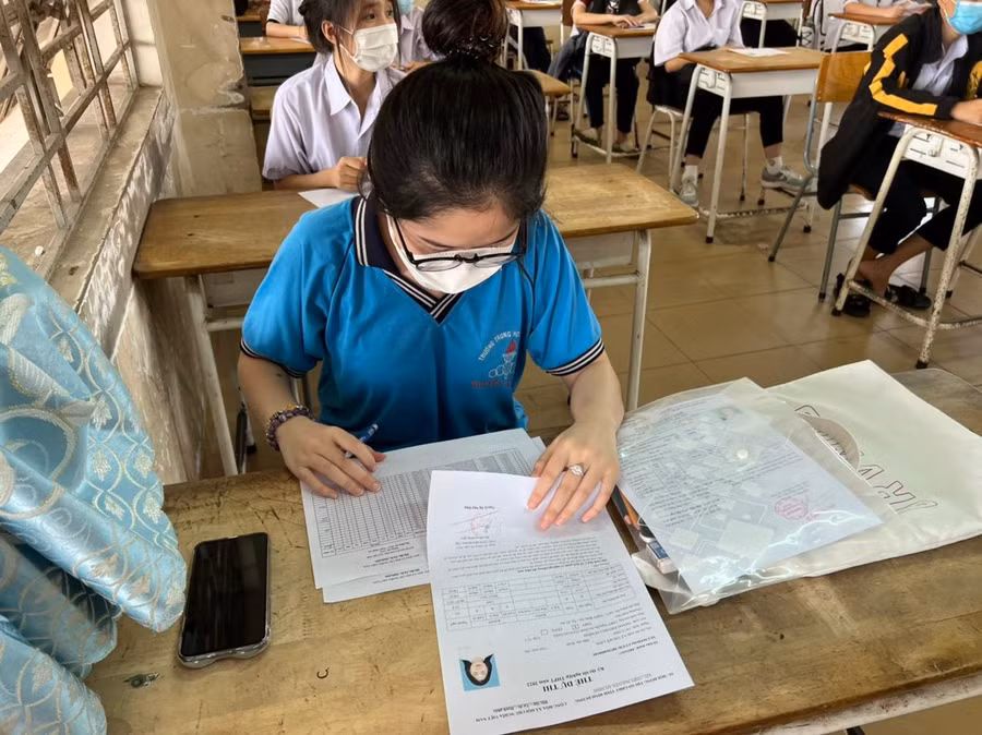 Thí sinh tại điểm thi THPT Bến Cát (TX Bến Cát, Bình Dương) kiểm tra thông tin.