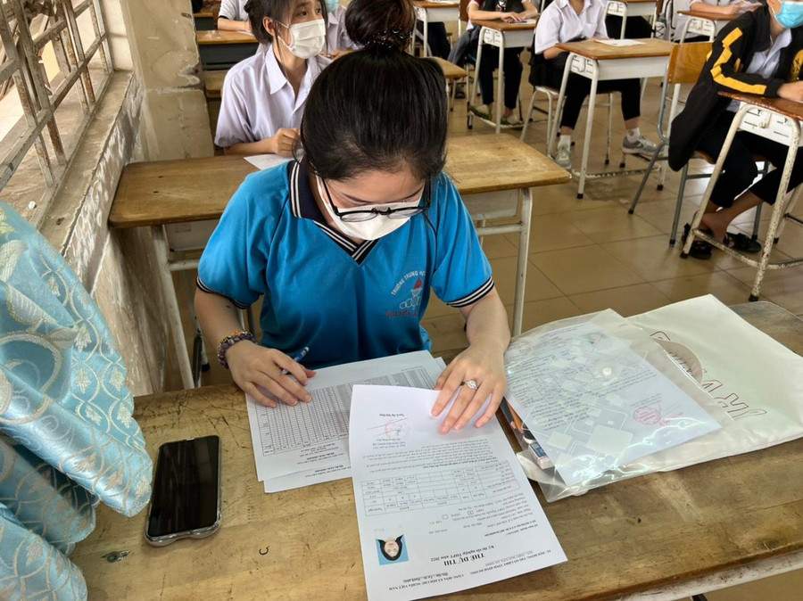 Thí sinh tại điểm thi THPT Bến Cát (TX Bến Cát, Bình Dương) kiểm tra thông tin. Thí sinh tại điểm thi THPT Bến Cát (TX Bến Cát, Bình Dương) kiểm tra thông tin.