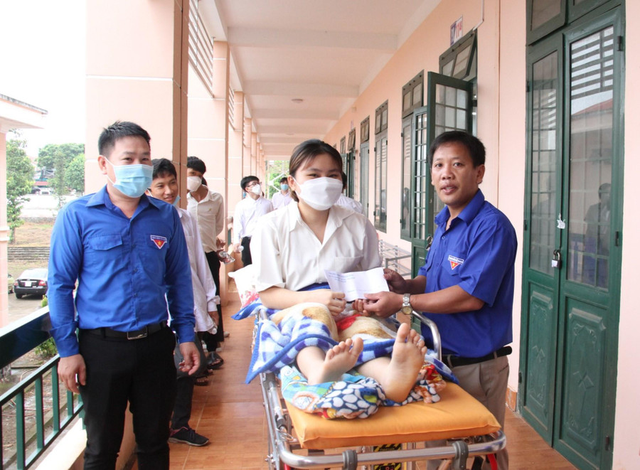 Thí sinh Hà Thanh Trâm được lực lượng Huyện đoàn Bù Đốp đưa đến điểm thi. Thí sinh Hà Thanh Trâm được lực lượng Huyện đoàn Bù Đốp đưa đến điểm thi.