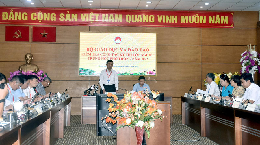 Thứ trưởng Nguyễn Văn Phúc phát biểu tại buổi làm việc với Ban chỉ đạo kỳ thi tốt nghiệp THPT 2022 của TPHCM. Thứ trưởng Nguyễn Văn Phúc phát biểu tại buổi làm việc với Ban chỉ đạo kỳ thi tốt nghiệp THPT 2022 của TPHCM.
