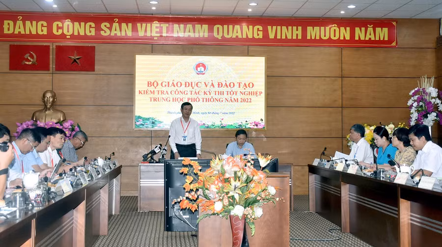Thứ trưởng Nguyễn Văn Phúc phát biểu tại buổi làm việc với Ban chỉ đạo kỳ thi tốt nghiệp THPT 2022 của TPHCM.