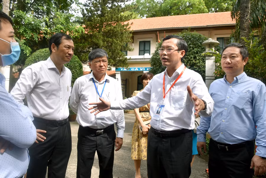 Thứ trưởng Nguyễn Văn Phúc trao đổi với ban chỉ đạo thi TPHCM tại điểm thi Trường THPT Lê Quý Đôn (Q.3, TPHCM). Ảnh: Công Chương.
